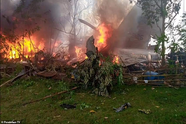 Theo ABC.net, vụ rơi máy bay quân sự ở Philippines xảy ra vào khoảng 11h30 sáng ngày 4/7 khi chiếc phi cơ đang trên đường từ Laguindingan tới Jolo, tỉnh Sulu. (Nguồn ảnh: Daily Mail/Reuters)