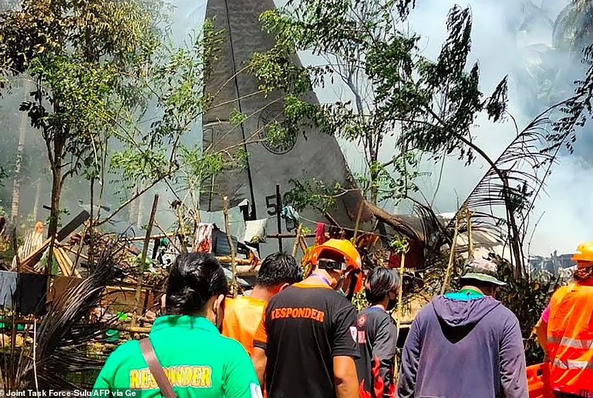 Những hình ảnh được đăng tải cho thấy chiếc máy bay bốc cháy và khói dày đặc bốc lên từ hiện trường vụ tai nạn ở làng Bangkal.