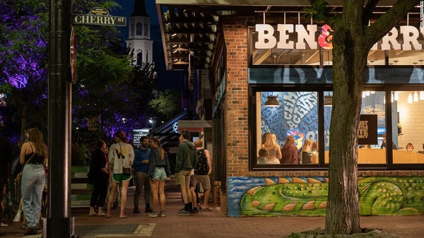 Giới chức y tế địa phương cho rằng Vermont hiện là địa điểm an toàn nhất nước Mỹ trong bối cảnh dịch COVID-19 vẫn đang hoành hành trên thế giới. Nhờ vắc xin, người dân tại bang này giờ đây có thể ra đường mà không cần đeo khẩu trang hay cảm thấy lo sợ; quán bar và nhà hàng hoạt động nhộn nhịp trở lại....Ảnh: CNN.