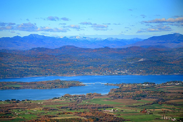 Hồ Champlain ở Vermont là một trong những hồ nước ngọt lớn nhất nước Mỹ. Ảnh: AO.