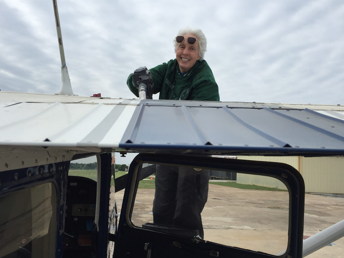 Bà Funk là nữ huấn luyện viên bay đầu tiên tại một căn cứ quân sự của Mỹ. Ảnh: HC. 