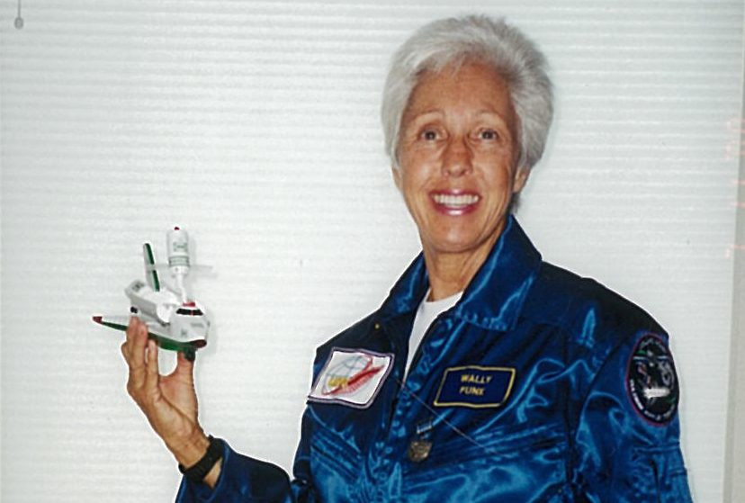 Năm 20 tuổi, Wally Funk trở thành phi công chuyên nghiệp. Công việc đầu tiên của bà là tại Fort Sill, Oklahoma, với tư cách là Huấn luyện viên bay dân dụng cho các hạ sĩ quan của Quân đội Mỹ. Ảnh: HC. 