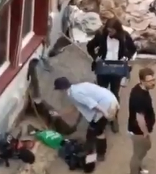 Boi bun dat len nguoi sau tran lu, nu phong vien bi sa thai-Hinh-2