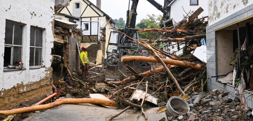 Máy móc được huy động để dọn đống đổ nát trên đường phố ở Schuld.