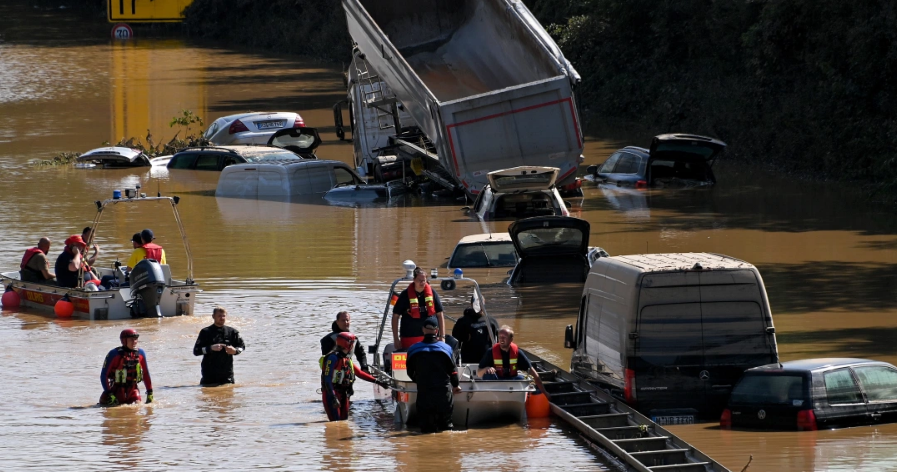 Lực lượng cứu hộ đưa những chiếc ô tô và xe tải ra khỏi đường cao tốc B265 bị ngập ở Erftstadt, Đức.