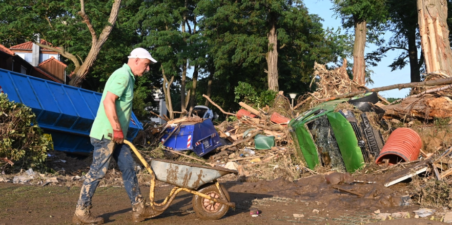 Người đàn ông dùng xe rùa khi dọn vườn ở Bad Neuenahr-Ahrweiler.