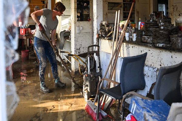 Một người dân địa phương dọn bùn đất trong nhà ở Bad Neuenahr-Ahrweiler.