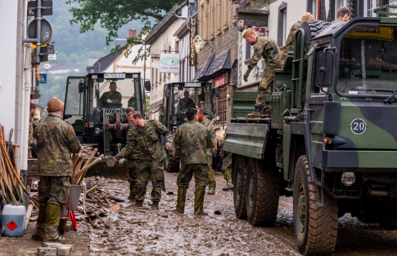 Lực lượng vũ trang Đức tham gia công tác dọn dẹp sau mưa lũ ở Altenahr.