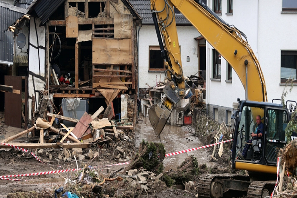 Sau khi lũ đi qua, nhiều người dân địa phương phải sơ tán trước đó đã trở về nhà để thu dọn "bãi chiến trường".