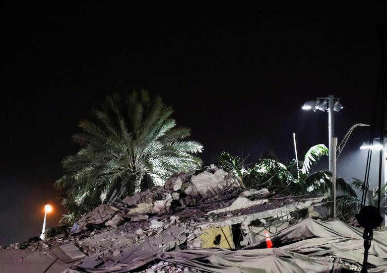 Để thực hiện vụ phá dỡ có kiểm soát này, các công nhân đã khoan và nhồi thuốc nổ vào các cột trụ của tòa chung cư.