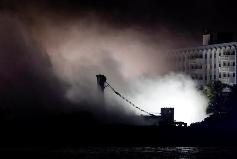 Khói bụi bốc lên sau bị tòa nhà bị đánh sập ở Surfside ngày 4/7.