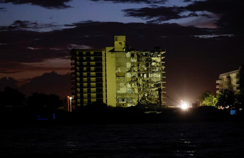 Như tin tức đã đưa, vụ sập chung cư 12 tầng ở Mỹ xảy ra vào khoảng 1h20 giờ sáng ngày 24/6 (giờ địa phương). Khi đó, một phần tòa chung cư Champlain Towers South tọa lạc gần đại lộ Collins ở Surfside, bất ngờ đổ sụp.