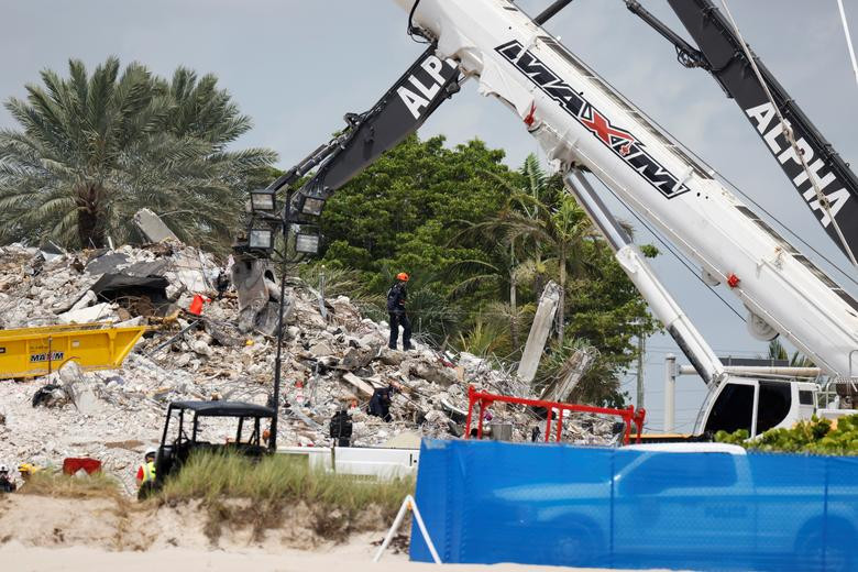 Nguồn tin cho biết thêm, quyết định phá dỡ được đưa ra sau khi giới chức hạt Miami-Dade đánh giá cấu trúc phần còn lại của tòa nhà này không ổn định, đe dọa sự an toàn của lực lượng tìm kiếm cứu hộ.