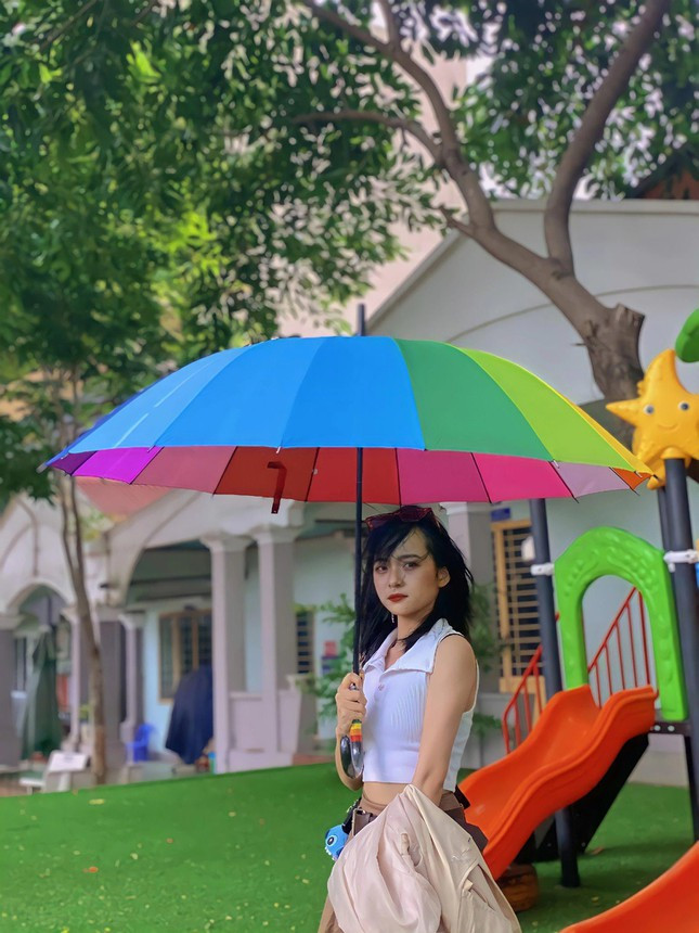 Cùng với sở thích, đam mê và sở hữu ngoại hình nhỏ nhắn, xinh xắn, Nguyễn Phương Nhàn đã trở thành mẫu ảnh tự do, 'tung' ra những sản phẩm đẹp gây 'đốn tim' mọi người. Hiện nay, tài khoản Facebook của nàng hot girl này cũng sở hữu lượng người follow khá lớn.