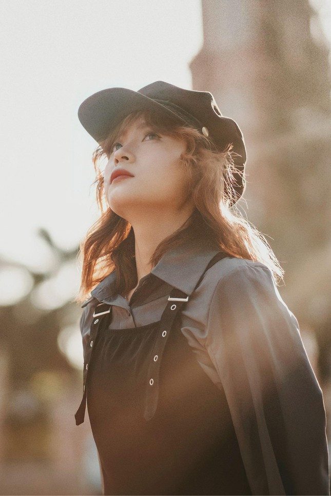 Phương Nhàn kể, trước đây khi đi học, thành tích học tập của cô cũng thuộc dạng ổn định và từng được cô giáo bộ môn khen có năng khiếu về diễn xuất. Khi đó, 9X đã cảm thấy rất vui, trong suy nghĩ của cô bắt đầu xuất hiện ước mơ trở thành một diễn viên xinh đẹp và nổi tiếng. Nhưng ước mơ đó nhanh chóng được bố mẹ khuyên ngăn.