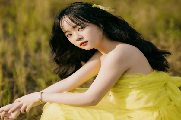 Hot girl Đồng Nai Nguyễn Phương Nhàn hiện tại đang làm mẫu ảnh tự do và kinh doanh quán ăn cùng gia đình. Cũng giống như bao bạn bè cùng trang lứa, cuộc sống hàng ngày của Phương Nhàn rất bình thường và giản dị. 9X khiêm tốn và cho rằng mình không có thành tích gì nổi bật, nhưng về kinh doanh, cô nàng hoàn toàn có thể tự tin về khả năng của mình.