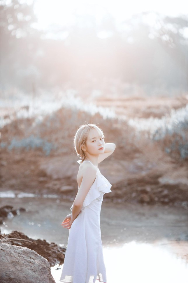 Khác với những người mẫu tự do sở hữu đôi chân dài quyến rũ, cô nàng Nguyễn Phương Nhàn chỉ sở hữu chiều cao 1m50, tuy nhiên, các lịch mời hợp tác chụp ảnh của cô vẫn rất dày.