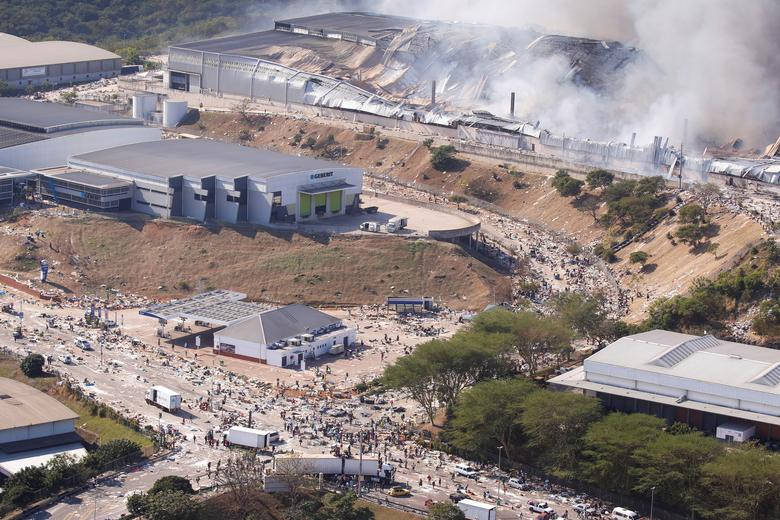 Khói bốc lên từ một kho hàng bốc cháy ở Durban, Nam Phi, ngày 14/7.