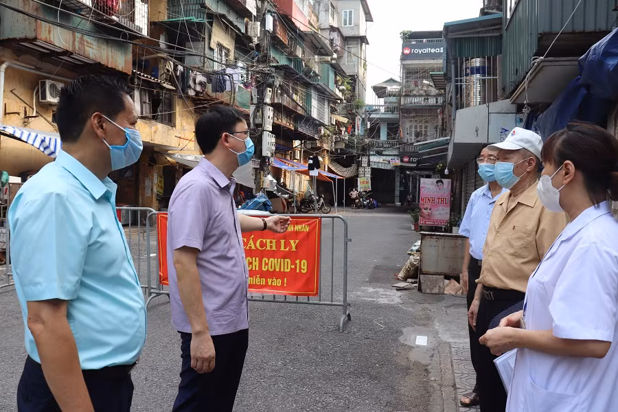 Quan Hai Ba Trung: Gan 1.400 nguoi dan phuong Thanh Nhan vui mung duoc go bo phong toa tam thoi-Hinh-3