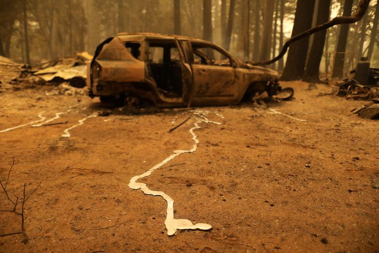 Một chiếc ô tô bị hư hại khi đám cháy Dixie hoành hành ở Indian Falls hôm 26/7.