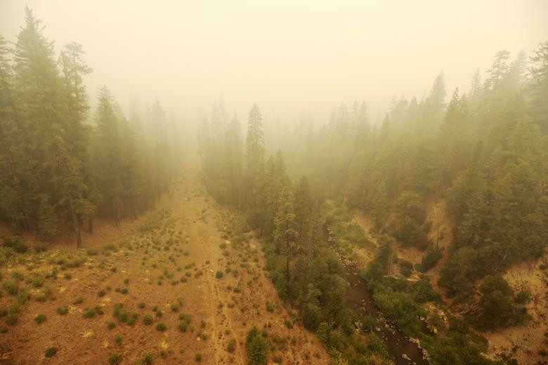 Khói từ đám cháy rừng bao trùm Spanish Creek, California, ngày 26/7/2021.