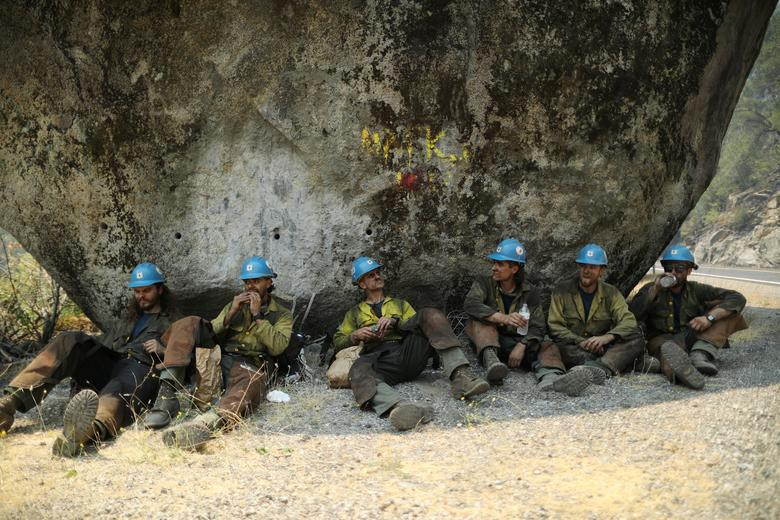 Lính cứu hỏa nghỉ ngơi sau khi chiến đấu với đám cháy tại rừng quốc gia Plumas hôm 18/7.