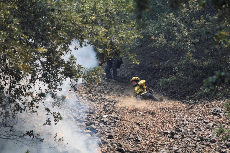 Bức ảnh chụp một lính cứu hỏa đang chiến đấu với đám cháy Dixie tại rừng quốc gia Plumas ngày 18/7.