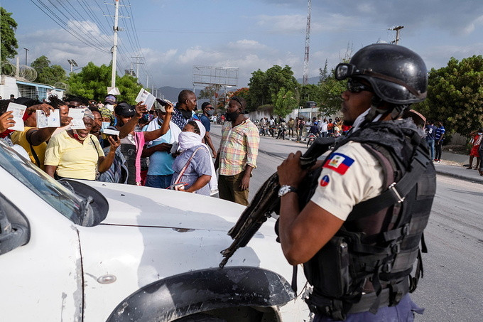 Hiện dư luận chưa rõ đội điều tra Mỹ sẽ ở lại Haiti trong bao lâu. Ảnh: Cảnh sát Haiti đứng gác bên ngoài sứ quán Mỹ ngày 9/7. Ảnh: Reuters. 