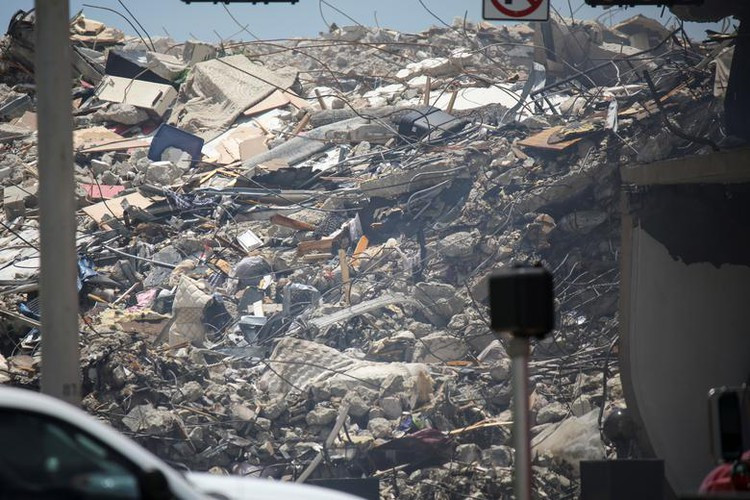 Tòa chung cư Champlain Towers South, tọa lạc gần đại lộ Collins ở Surfside, bất ngờ đổ sụp vào rạng sáng ngày 24/6 (giờ địa phương), khiến ít nhất 18 người chết trong khi 145 người vẫn mất tích. Các nhà chức trách đang mở cuộc điều tra nguyên nhân vụ sập chung cư này.