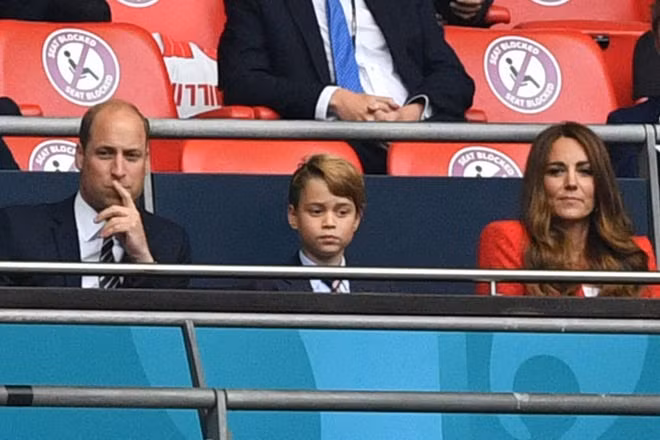 Dưới đây là một số bức hình ấn tượng về tiểu Hoàng tử George trong các năm qua. Ảnh: Tiểu Hoàng tử George ngồi giữa cha mẹ, chăm chú theo dõi trận đấu bóng giữa đội tuyển Anh và Đức tại sân vận động Wembley, London, Anh, tháng 6/2021. Ảnh: Getty.