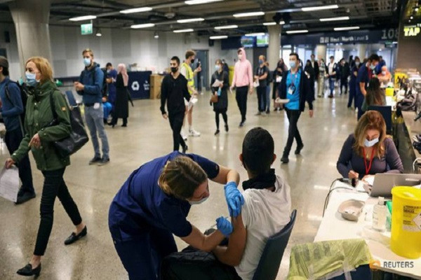 Thủ tướng Anh Boris Johnson cho biết, quyết định dỡ bỏ mọi biện pháp phong tỏa được đưa ra do hầu hết dân số trưởng thành của Vương quốc Anh đã được tiêm đầy đủ 2 mũi vắc xin ngừa COVID-19. Ảnh: Reuters.