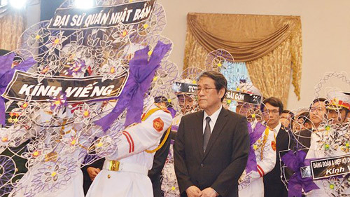 Đoàn Tổng lãnh sự quán Nhật viếng tang nguyên Thủ tướng Phan Văn Khải. Ảnh SGGP.