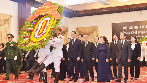 Đoàn Chủ tịch nước do Chủ tịch Trần Đại Quang dẫn đầu viếng nguyên Thủ tướng Phan Văn Khải. Ảnh: SGGP.