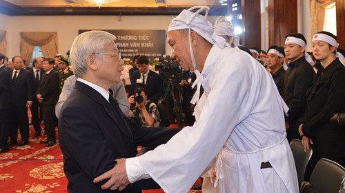 Sau khi thắp nén hương, Tổng bí thư Nguyễn Phú Trọng dành thời gian động viên các thành viên gia đình nguyên Thủ tướng Phan Văn Khải. Ảnh: SGGP.