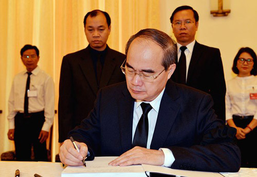 Bí thư Nguyễn Thiện Nhân ghi sổ tang. Ảnh SGGP.