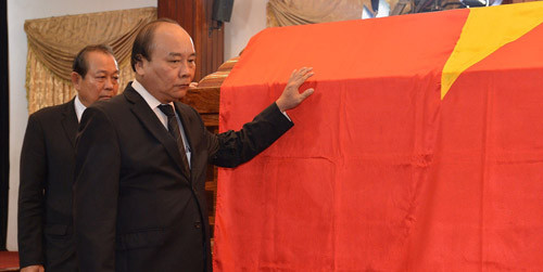 Đoàn đại biểu Chính phủ do Thủ tướng Nguyễn Xuân Phúc dẫn đầu đến viếng nguyên Thủ tướng Phan Văn Khải. Ảnh: SGGP.