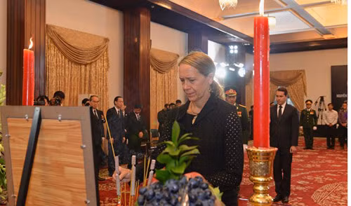Bà Mary Tarnowka, Tổng lãnh sự quán Hoa Kỳ tại TP HCM thắp nhang viếng tang cố Thủ tướng Phan Văn Khải. Ảnh SGGP