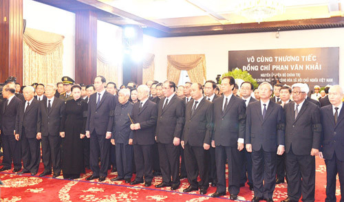 Đoàn đại biểu Ban Chấp hành Trung ương Đảng do Tổng Bí thư Nguyễn Phú Trọng dẫn đầu viếng nguyên Thủ tướng Phan Văn Khải.