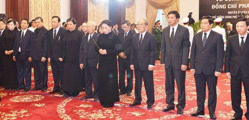 Đoàn đại biểu Quốc hội do Chủ tịch Quốc hội Nguyễn Thị Kim Ngân dẫn đầu đến viếng nguyên Thủ tướng Phan Văn Khải. Đi cùng đoàn có ông Nguyễn Văn An và Nguyễn Sinh Hùng, nguyên Chủ tịch Quốc hội hai nhiệm kỳ trước. Ảnh: SGGP.