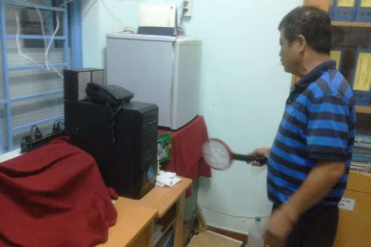 Các gia đình luôn tay dùng bình xịt, vợt điện để bắt muỗi nhưng vẫn không thể tiêu diệt được hết.