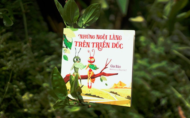  Những ngôi làng trên triền dốc là câu chuyện ngộ nghĩnh về các chú kiến chung sống hòa bình, thân thiện trên một vùng đất xanh nhiều mơ mộng và đẹp đẽ. Cũng như thế giới con người, những chú kiến cũng lao động chăm chỉ, rong chơi, thậm chí biết… sáng tác thơ, nhạc hay gửi tin nhắn trêu chọc nhau. Những ngôi làng trên triền dốc để lại thông điệp nhẹ nhàng cho các bạn nhỏ về tình bạn, tình yêu thiên nhiên, môi trường sống.