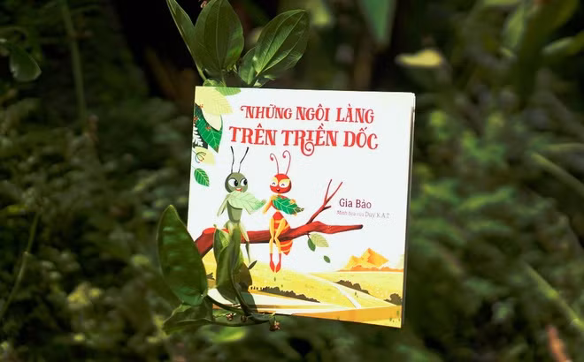  Những ngôi làng trên triền dốc là câu chuyện ngộ nghĩnh về các chú kiến chung sống hòa bình, thân thiện trên một vùng đất xanh nhiều mơ mộng và đẹp đẽ. Cũng như thế giới con người, những chú kiến cũng lao động chăm chỉ, rong chơi, thậm chí biết… sáng tác thơ, nhạc hay gửi tin nhắn trêu chọc nhau. Những ngôi làng trên triền dốc để lại thông điệp nhẹ nhàng cho các bạn nhỏ về tình bạn, tình yêu thiên nhiên, môi trường sống.