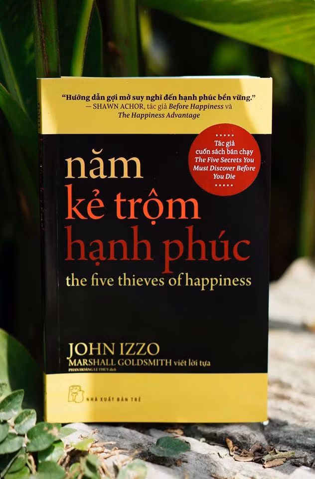  Năm kẻ trộm hạnh phúc. Cuốn sách giúp người đọc phát hiện, triển khai, và bảo vệ hạnh phúc vốn là bản chất thật của chúng ta đồng thời tạo ra một thế giới mà tất cả đều muốn sống trong đó.