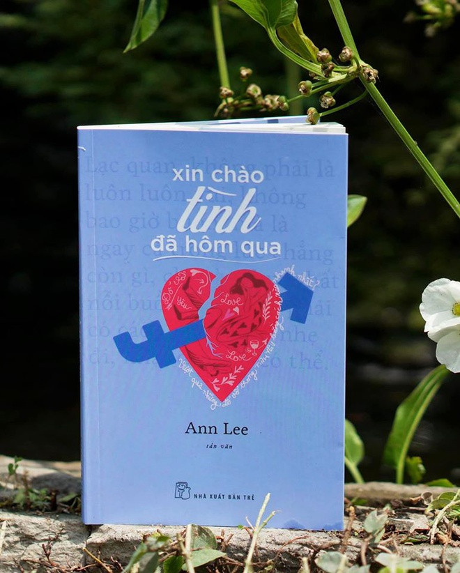  Xin chào tình đã hôm qua - Cuốn sách là sự nhìn lại tình yêu thời son trẻ với thái độ lạc quan. Nó như một liều vitamin bổ dưỡng cho những người sắp yêu, đang yêu và đặc biệt đang bận lòng vì chuyện tình yêu đổ vỡ; rằng, hãy trân quý tuổi trẻ, yêu giản dị, biết lắng nghe và thật thà với cảm xúc của mình. Để dù tình hết, nhưng đời mình vẫn đẹp mỗi ngày.