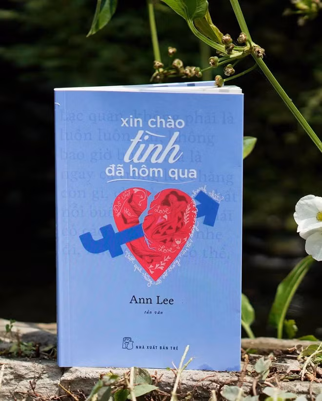  Xin chào tình đã hôm qua - Cuốn sách là sự nhìn lại tình yêu thời son trẻ với thái độ lạc quan. Nó như một liều vitamin bổ dưỡng cho những người sắp yêu, đang yêu và đặc biệt đang bận lòng vì chuyện tình yêu đổ vỡ; rằng, hãy trân quý tuổi trẻ, yêu giản dị, biết lắng nghe và thật thà với cảm xúc của mình. Để dù tình hết, nhưng đời mình vẫn đẹp mỗi ngày.