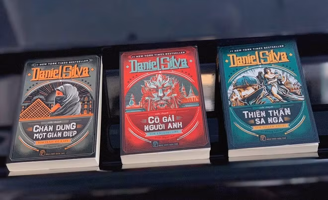 Bộ 3 “siêu phẩm” trinh thám của nhà văn lừng danh Daniel Silva cùng ra mắt tại Việt Nam Lôi cuốn, ám ảnh, kịch tính… tác phẩm của Daniel Silva thường có chủ đề giật gân hồi hộp và hư cấu âm mưu chính trị. Ba quyển sách mới xuất bản tại Việt Nam nằm trong loạt truyện về nhà phục chế, điệp viên trứ danh Gabriel Allon - loạt truyện đã làm nên thương hiệu của Silva.