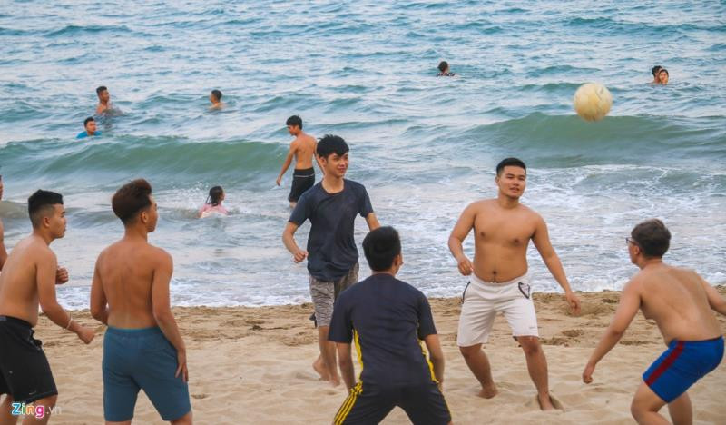 Từng nhóm tụ tập chơi đùa trên bãi biển, bất chấp nguy cơ lây lan dịch bệnh như khuyến cáo của Bộ Y tế.