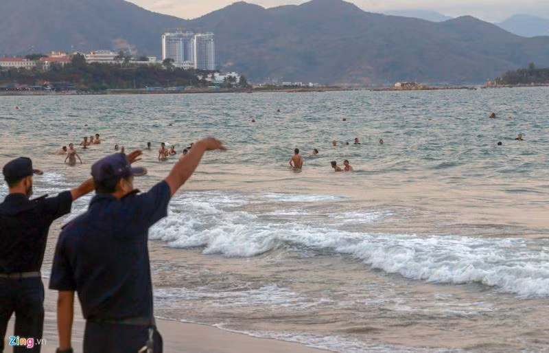 "TP ra lệnh không cho ai tắm biển, chúng tôi sẽ cấm hoàn toàn từ khuya 31/3", một thành viên đội xung kích cho hay.