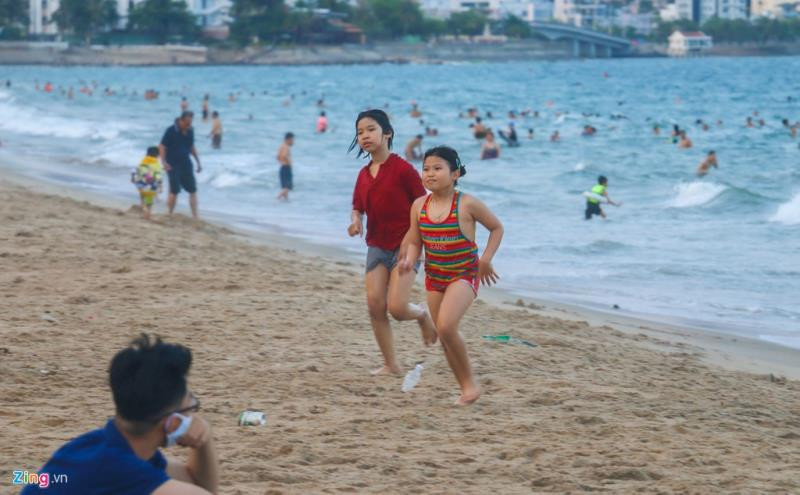 Một nhân viên đội cứu hộ bờ biển cho biết buổi chiều số người tắm biển ít hơn lúc sáng sớm.