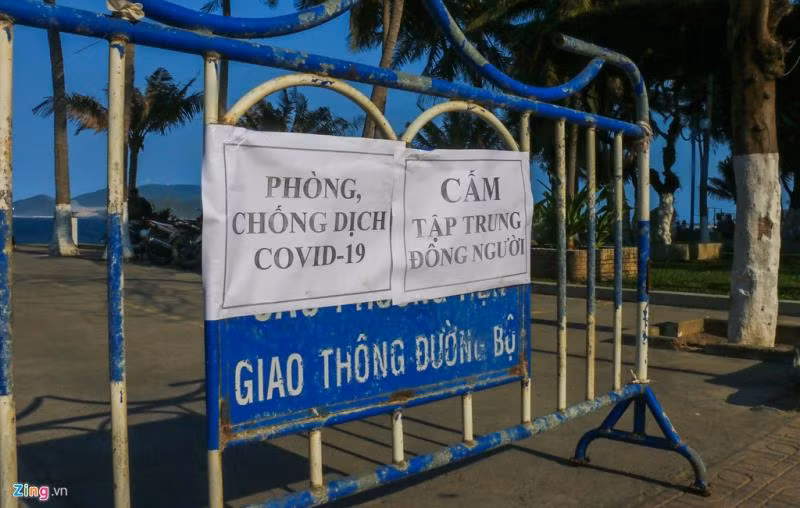 Sau khi Zing có bài ảnh phản ánh tình trạng hàng nghìn người tập trung tắm biển, trưa ngày 31/3, UBND TP Nha Trang đã cho lực lượng dán thông báo cấm tập trung đông người, dọc các bãi gửi xe ở công viên Trần Phú.